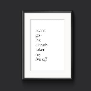 以下が含まれることがあります： 黒い額縁に入ったプリントで、白い文字で「行けません。ブラはすでに脱いでいます。」と書かれています。