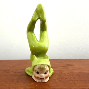 Vintage japanische Akrobatische Pixie-Elfenfigur mit Kopfständer, Klaviersitz, Keramik, Grün, 10,8 cm