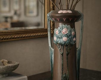 Vaso escultural Art Nouveau com rosas cor-de-rosa, alça dupla, em relevo, cerâmica, 35,5 cm (14 polegadas)