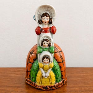 Vintage japanisches Porzellan Gestapelte Damen Figur Glocke Handgemalt, c. 1930er - 50er Jahre, Mutter & Töchter Thema