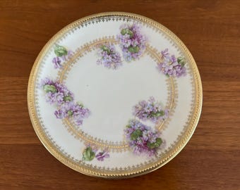 Plato antiguo C.S. Prussia Floral de 21,5 cm (8,5 pulgadas) pintado a mano con violetas y borde dorado. Porcelana victoriana.