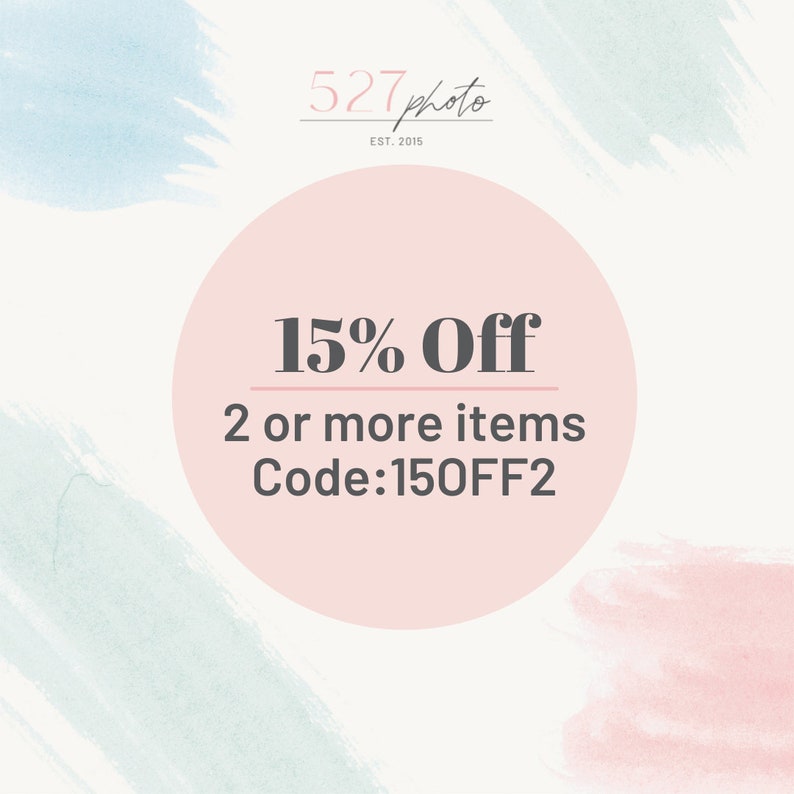 Op de afbeelding: Een roze cirkel met de tekst "15% Off" en "2 or more items Code:150FF2" op een witte achtergrond met lichtblauwe en roze aquarelstreken.