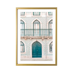 Pu&ograve; includere: Un edificio con una porta verde e un balcone. L'edificio &egrave; rivestito di intricati lavori di piastrelle in tonalit&agrave; di blu, verde e bianco.