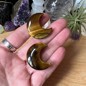 Tigers Eye Crystal Pocket Moon - Polished Tigers Eye Moon Carving - Crystal Collection - TEM