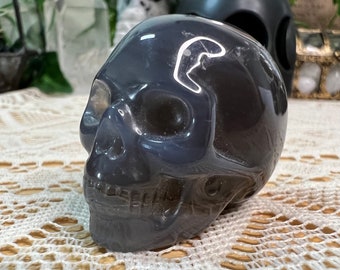 Sculpture de crâne de cristal d’agate grise - Crâne d’agate grise - Crâne d’agate grise sculpté à la main - Crâne de cristal - Décor en cristal - Cadeau en cristal - GR1