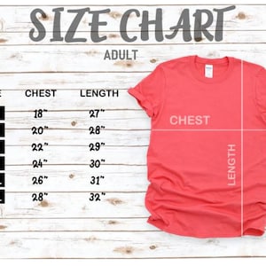K&ouml;nnte beinhalten: Ein korallenfarbenes Erwachsenen-T-Shirt mit einer Gr&ouml;&szlig;entabelle. Die Tabelle listet Brust- und L&auml;ngenma&szlig;e in Zoll f&uuml;r die Gr&ouml;&szlig;en S bis 3XL auf. Der Text "SIZE CHART" steht oben.