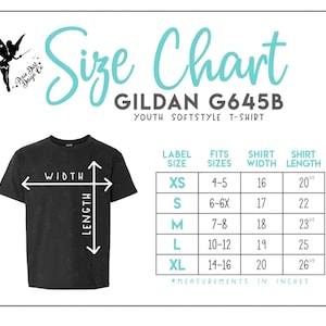 K&ouml;nnte beinhalten: Gr&ouml;&szlig;entabelle f&uuml;r Gildan G645B Youth Softstyle T-Shirts. Die Tabelle enth&auml;lt Ma&szlig;e in Zoll f&uuml;r die Gr&ouml;&szlig;en XS, S, M, L und XL. Die Tabelle zeigt die Breite und L&auml;nge der Shirts. Das Logo von Pixie Dust Design Co. ist oben links.