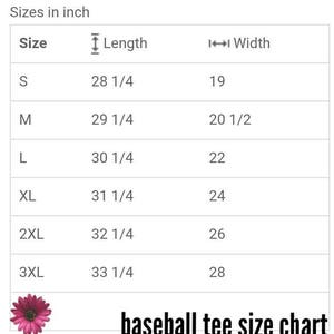 K&ouml;nnte beinhalten: Eine Baseball-T-Shirt-Gr&ouml;&szlig;entabelle mit Ma&szlig;en in Zoll. Die Tabelle listet die Gr&ouml;&szlig;en S bis 3XL mit den entsprechenden L&auml;ngen- und Breitenma&szlig;en auf. Der Text "baseball tee size chart" steht unten.