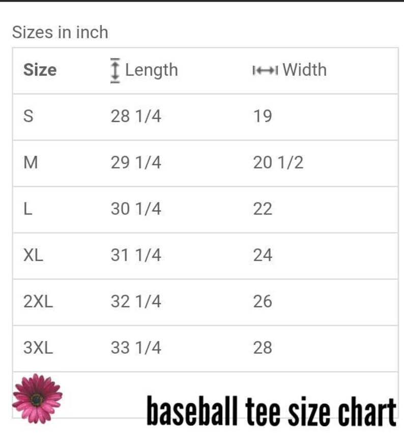 K&ouml;nnte beinhalten: Eine Baseball-T-Shirt-Gr&ouml;&szlig;entabelle mit Ma&szlig;en in Zoll. Die Tabelle listet die Gr&ouml;&szlig;en S bis 3XL mit den entsprechenden L&auml;ngen- und Breitenma&szlig;en auf. Der Text "baseball tee size chart" steht unten.