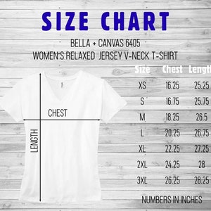K&ouml;nnte beinhalten: Gr&ouml;&szlig;entabelle f&uuml;r Damen-Relaxed-Jersey-V-Ausschnitt-T-Shirt, Bella + Canvas 6405. Die Tabelle zeigt Brust- und L&auml;ngenma&szlig;e in Zoll f&uuml;r die Gr&ouml;&szlig;en XS bis 3XL.