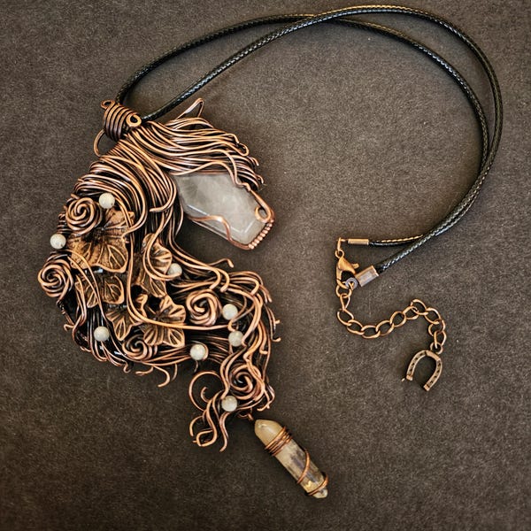 Yegua de Afrodita. Colgante de caballo de cuarzo rosa hecho a mano, envuelto en alambre de cobre, con detalles de cuarzo rosa.