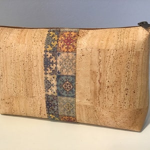 Neceser de corcho: Neceser vegano con detalle de azulejos