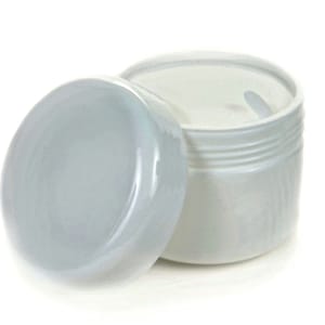 Peut inclure: Un pot en plastique blanc avec un couvercle. Le pot est rempli d'une crème blanche.