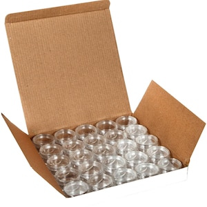 Peut inclure: Une boîte en carton avec le couvercle ouvert, révélant un ensemble de 36 contenants en plastique transparent. Les contenants sont disposés en rangées et sont tous de la même taille.