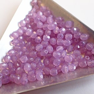 50 - Orkidélila opal 4 mm fasetterade eldpolerade runda pärlor, genomskinliga, tjeckiska glaspärlor