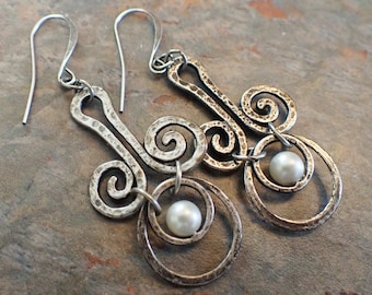 AVON Vintage Hammered Silver with Faux Pearl Dangle Drop Earrings , 1 Pair, Vintage or Pre-owned Estate Jewelry