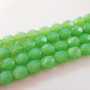 Cuentas redondas facetadas de ópalo verde jade pulido al fuego de 4 mm y 6 mm, cristal checo
