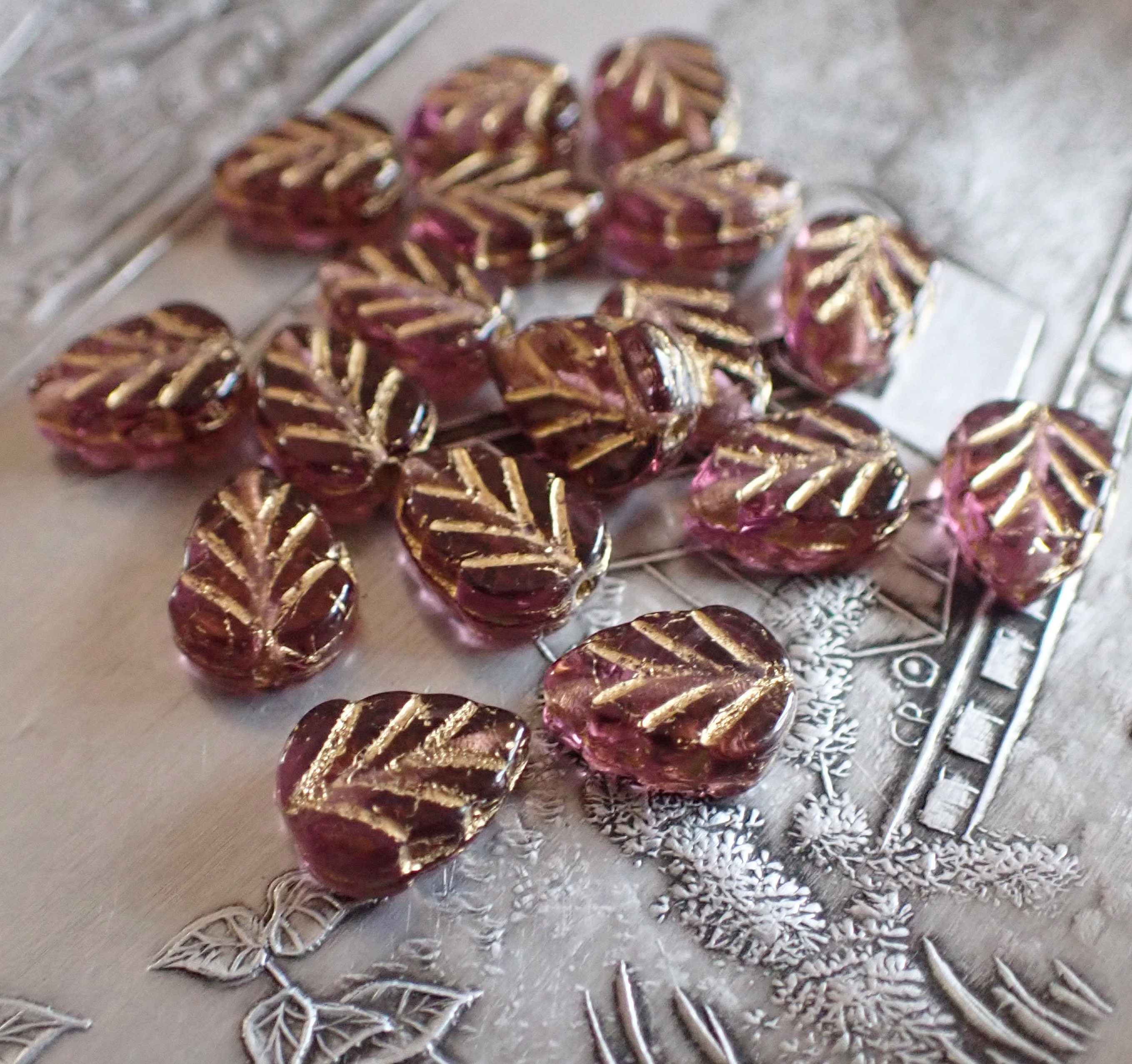 LES DERNIERS ! 9 - Perles en feuille de bouleau mauve et doré 10 x 8 mm, transparentes, style art déco, perles de verre de la République tchèque