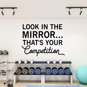 Gym Wandtattoo Look in the Mirror dass ist Ihr Wettbewerb, Gym Art Motivationszitat für Gym Wanddekor, Gymnastik Werte, Übungsaufkleber F1