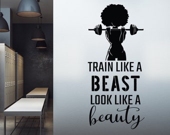 Può includere: Adesivo da parete con citazione motivazionale in bianco e nero con la silhouette di una donna che solleva pesi con il testo "Train like a beast look like a beauty".