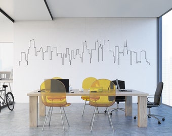 Könnte beinhalten: Ein moderner Büroraum mit einer weißen Wand, auf der eine schwarze Linienzeichnung einer Skyline zu sehen ist. Der Raum verfügt über einen Holztisch mit vier gelben Stühlen und einem schwarzen Bürostuhl.