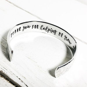 Könnte beinhalten: Silberarmband mit der Inschrift "Danke, dass du mir beim Wachsen hilfst".