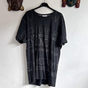 Handgeschilderd T-shirt met liefdesbevestiging | Spirituele print | Bekrachtigende citaten | Handgemaakte kleding | Slow-mode | Maat XXL