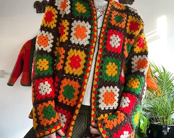 Upcycled Grandma Square Häkeljacke: Handgemachter Retro-Style, Grösse S