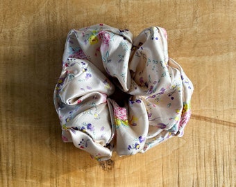 Riesen Haargummi | Nachhaltige Blumen Scrunchie | Aus Resten eines bunten Stoffes