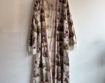 Vintage Print Fransen Duster Mantel: Upcycled Handgefertigte Strickjacke (Größe L)