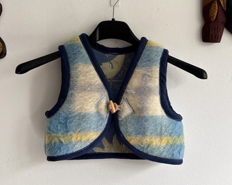 Upcycled Kleinkind Wollweste: Boho Karierte Weste mit Celestial Futter (Größe 12 M)