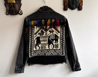 Boho überarbeitete Jeansjacke | Vintage Wandteppich mit Pferd & Federband | Größe S