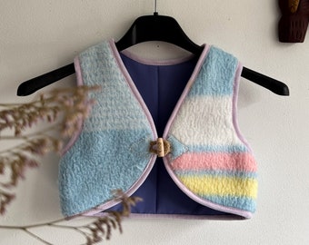 Schattig upcycled kindergilet//blauw gestreepte dekenstof en paarse voering//maat 12M