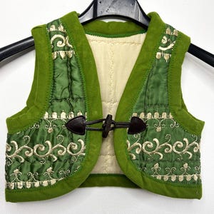 Chaleco infantil bordado verde / Chaleco reciclado para niños / Chaleco para niños / Moda ecológica para niños / Talla 4T o talla 104