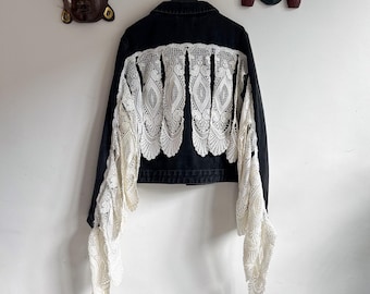 Schwarze Jeansjacke überarbeitet: Boho Spitzenvorhang, Größe Medium