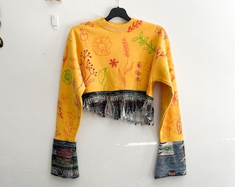 Upcycling Kurz-Pullover: Handbemalte botanische Fransen, Größe S