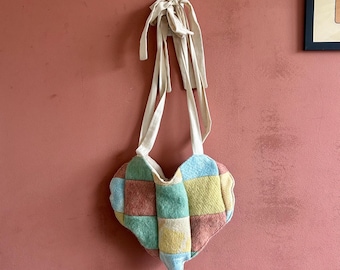 Handgefertigte Herz Tasche: Patchwork Schultertasche aus Upcycling Wolle