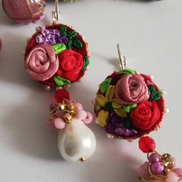 Dormeuses brodées à la main sur velours de soie . Mini boucles d'oreilles fleuries, roses. Bijou créateur KokopellyLtd,, fête des mères