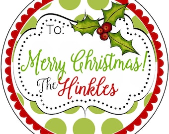 Könnte beinhalten: Ein rotes und weißes Weihnachtsgeschenkanhänger mit grünem Stechpalmenzweig und roten Beeren. Der Anhänger lautet "An: Frohe Weihnachten! Die Hinkles".