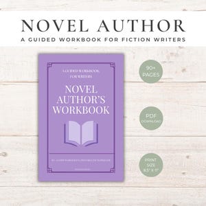 Op de afbeelding: Een paars werkboek getiteld Novel Author's Workbook met een boekpictogram. De omslag bevat de tekst A Guided Workbook For Writers en 90+ Guided Worksheets. Cirkelvormige badges tonen 90+ pagina's, PDF-download en 21,59 cm bij 27,94 cm als afdrukformaat.