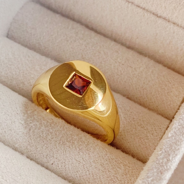 Natural Garnet Signet Ring in Gold, January Birthstone Ring, Signet Gemstone Ring, Chunky Garnet Gold Ring, gift for her