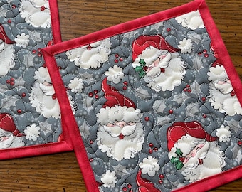 Festive Christmas Quilted Potholder Duo: Cozy Up Your Kitchen