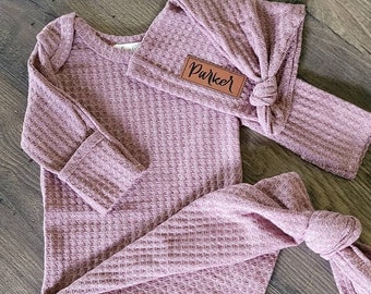 Knotted name announcement outfit