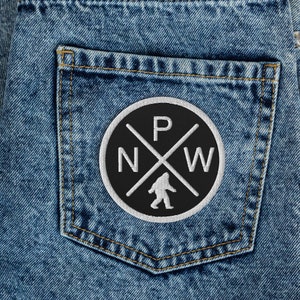 Insignia de senderismo Bigfoot PNW, parche termoadhesivo bordado en blanco y negro de 3 pulgadas.