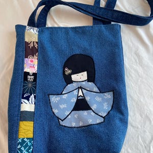 Sac fourre-tout fait main.  Poupée kokeshi.  Poupée japonaise en tissu recyclé.