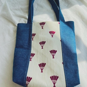 Mini sac fourre-tout.  Sac fourre-tout fait main en denim et tissu japonais recyclés.  Cartable - Sac à collation - Sac de voyage - Sac réutilisable.