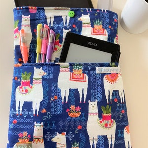 Protège-livre - Fait main - Lama - Lamas amusants et affectueux imprimés sur du tissu en coton.  Pochette de livre rembourrée - Organiseur de voyage - Organiseur de sac à dos