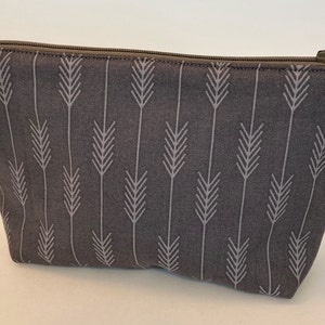 Bolsa con cremallera hecha a mano. Patrón de flechas con tela gris con forro. Bolsa de maquillaje - Accesorio de viaje - Organizador de carteras