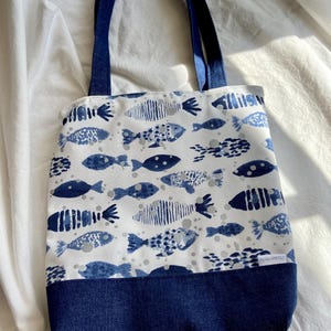 Sac fourre-tout en forme de poisson.  Sac fait main avec du denim.  Sac fourre-tout décontracté - cartable - cartable - sac de voyage - sac réutilisable - sac à provisions.