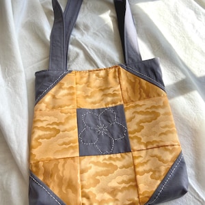 Sac fourre-tout fait main.  Tissus japonais recyclés. Fleurs brodées à la main.  Cartable - Sac de voyage - Sac réutilisable.